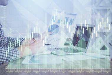 Adam ile mali grafik multi pozlama arka planda ofiste çalışır. Analiz kavramı.