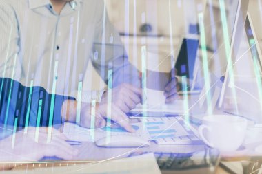 Adam arka planda ofiste bilgisayarda yazarak grafik Multi pozlama. Zor iş kavramı.