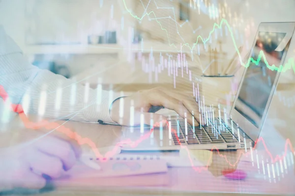 Multi esposizione del grafico del mercato azionario con l'uomo che lavora su laptop in background. Concetto di analisi finanziaria . — Foto Stock