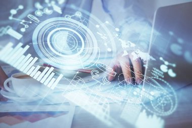 Kripto para tema hologramı arka planda bilgisayar üzerinde çalışan işadamı ile. Blockchain kavramı. Çift pozlama.