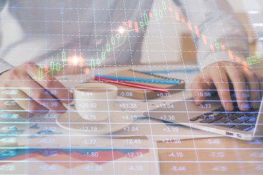 Arka planda ofiste bilgisayarda çalışan işadamı ile Forex grafiği. Sert çalışma kavramı. Çift Pozlama.