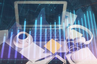 Arka planda eski pazar grafik hologramı ve kişisel bilgisayar var. Çoklu maruz kalma. Yatırım kavramı.