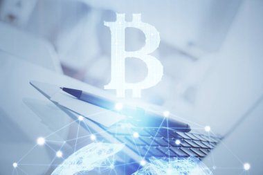 Engelleme zincirine ve kripto ekonomi temalı holograma ve bilgisayar arkaplanlı masaya çoklu maruz kalma. Bitcoin kripto para kavramı.