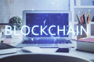 Engelleme zincirine ve kripto ekonomi temalı holograma ve bilgisayar arkaplanlı masaya çoklu maruz kalma. Bitcoin kripto para kavramı.