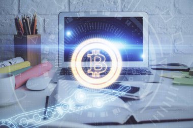 Engelleme zincirine ve kripto ekonomi temalı holograma ve bilgisayar arkaplanlı masaya çoklu maruz kalma. Bitcoin kripto para kavramı.