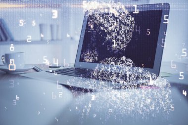 Bilgisayar, teknoloji temalı hologramla birlikte ofiste. Çoklu maruz kalma. Teknoloji kavramı.