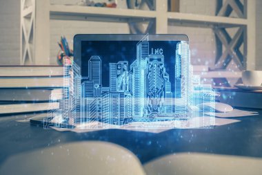 Ofisteki masaüstü bilgisayar geçmişi ve büyük kasaba binaları hologram çizimi. Çifte maruziyet. Akıllı şehir konsepti.