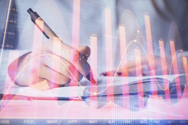 Forex grafik hologramı ile not lar yapan kadın ellerinin çoklu pozlaması. Konsept borsa analizi.