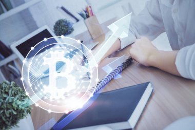 Kripto para birimi hologramı, notlar alan ellerin üzerinde arka plan. Blockchain kavramı. Çoklu pozlama