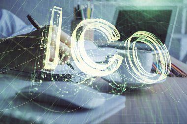 Kripto para birimi hologramı, Bitcoin, ellerin üstünde ico teması not tutuyor. Engelleme zinciri kavramı. Çoklu pozlama