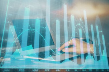 Arka planda dizüstü bilgisayar üzerinde çalışan adam ile borsa grafiği çift pozlama. Finansal analiz kavramı.