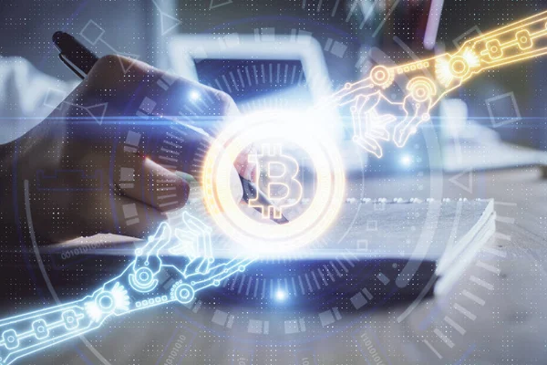 Kripto para birimi hologramı, Bitcoin, ellerin üstünde ico teması not tutuyor. Engelleme zinciri kavramı. Çoklu pozlama — Stok fotoğraf