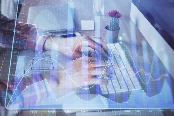 Doppelbelichtung des Börsendiagramms mit einem Mann, der am Computer im Hintergrund arbeitet. Konzept der Finanzanalyse. — Stockfoto