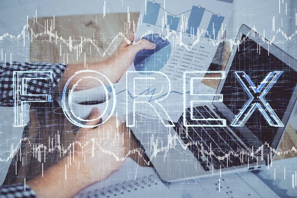 Doble exposición del gráfico de stock con hombre de negocios escribiendo en la computadora en la oficina en segundo plano. Concepto de trabajo duro . —  Fotos de Stock