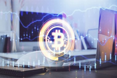 Engelleme zincirine ve kripto ekonomi temalı holograma ve bilgisayar arkaplanlı masaya çoklu maruz kalma. Bitcoin kripto para kavramı.