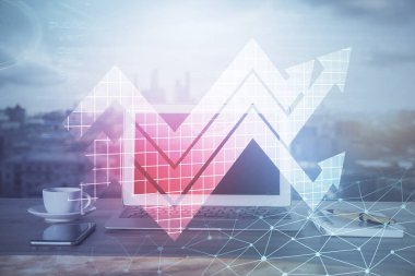 Bilgisayar masaüstünde, okların hologramını gösteriyor. Çifte maruziyet. Başarı kavramı.