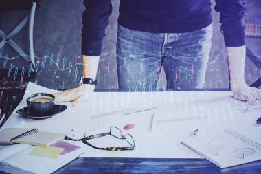 Borsa grafiği ile ayakta duran ve yatırım planlayan bir adamın çoklu pozlandırılması.