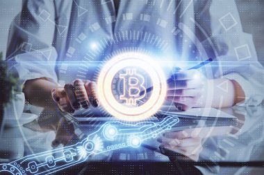 Kripto para birimi hologramı, Bitcoin, ellerin üstünde ico teması not tutuyor. Engelleme zinciri kavramı. Çoklu pozlama