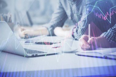 Arka planda bilgisayarda çalışan bir adamla birlikte çok sayıda formasyona maruz kaldık. Pazar analizi kavramı.