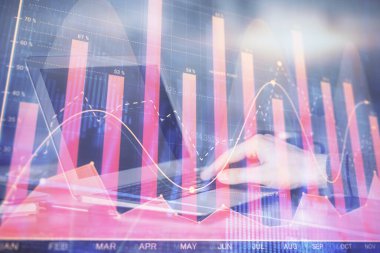 Arka planda dizüstü bilgisayar üzerinde çalışan adam ile borsa grafiği çift pozlama. Finansal analiz kavramı.