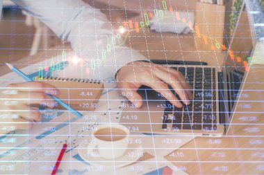 Arka planda ofiste bilgisayarda çalışan işadamı ile Forex grafiği. Sert çalışma kavramı. Çoklu pozlama.