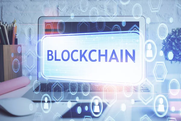 Multi blootstelling van blockchain en crypto economy thema hologram en tafel met computer achtergrond. Concept van Bitcoin cryptogeld. — Stockfoto
