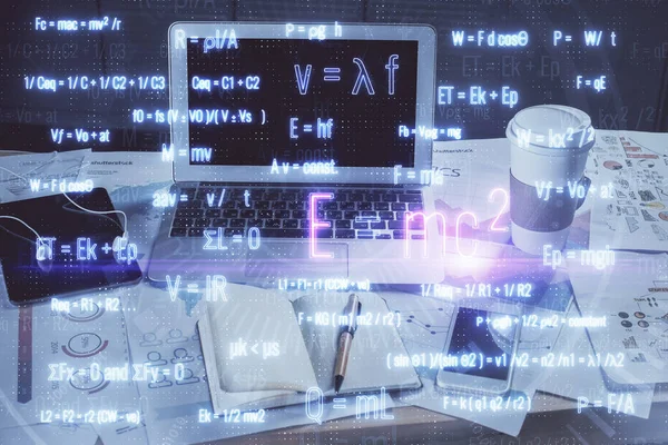 Desktop-Computer Hintergrund und Formel Hologramm Schreiben. Doppelbelichtung. Bildungskonzept. — Stockfoto
