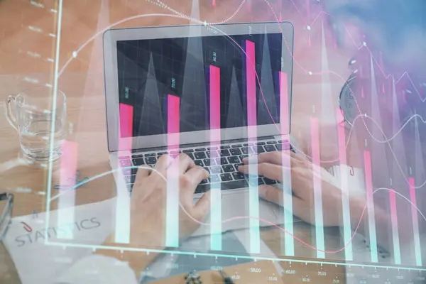Multi expozice tržního grafu s člověkem pracující na počítači na pozadí. Koncepce finanční analýzy. — Stock fotografie