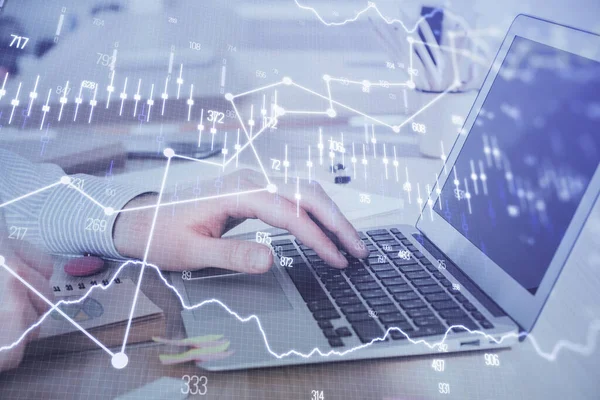 Doppelbelichtung des Börsendiagramms mit einem Mann, der am Laptop im Hintergrund arbeitet. Konzept der Finanzanalyse. — Stockfoto