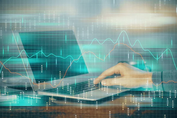 Doble exposición del gráfico del mercado de valores con el hombre trabajando en el ordenador portátil en el fondo. Concepto de análisis financiero . —  Fotos de Stock