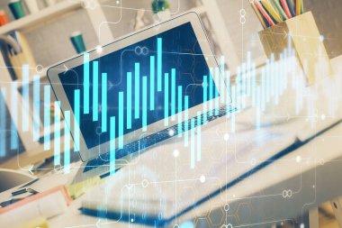 Arka planda eski pazar grafik hologramı ve kişisel bilgisayar var. Çifte maruziyet. Yatırım kavramı.