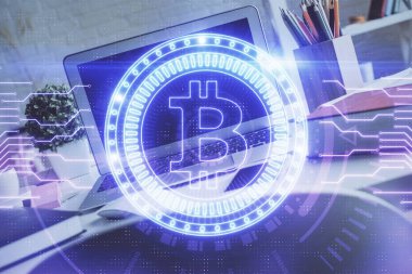 Engelleme zincirine ve kripto ekonomi temalı holograma ve bilgisayar arkaplanlı masaya çoklu maruz kalma. Bitcoin kripto para kavramı.