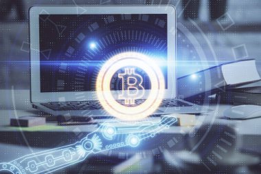 Engelleme zincirine ve kripto ekonomi temalı holograma ve bilgisayar arkaplanlı masaya çoklu maruz kalma. Bitcoin kripto para kavramı.