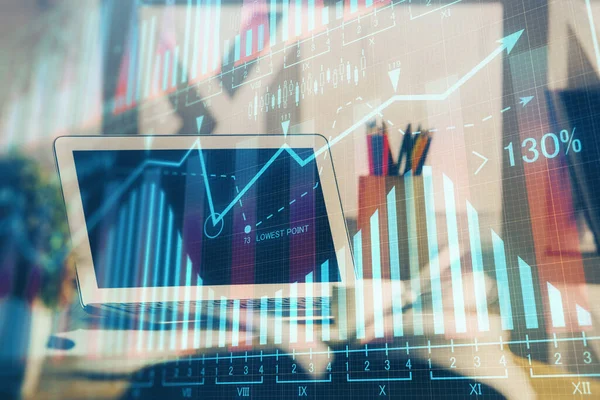 Финансовый график красочный рисунок и таблица с компьютером на заднем плане. Множественное воздействие. Концепция международных рынков. — стоковое фото