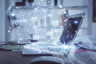 Ofisteki bilgisayar arkaplanı ve uçuş hologram çizimi. Çoklu maruz kalma. Elektronik posta kavramı.