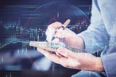 Borsa grafiği ile çift pozlama elleri.