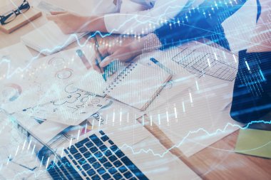 Bir kadın eller Not defteri hisse senedi piyasası hakkında bilgi yazma. Ön Forex grafik hologramlar. Araştırma kavramı. Çift Pozlama