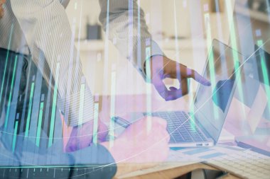 Adam arka planda ofiste bilgisayarda yazarak grafik çift pozlama. Zor iş kavramı. Closeup.