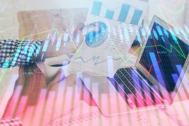 Arka planda ofiste bilgisayarda işadamı yazarak stok grafik çift pozlama. Zor iş kavramı.