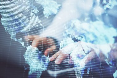 Arka planda dizüstü bilgisayar üzerinde çalışan işadamı çift pozlama. Önde uluslararası iş hologramı. Başarı kavramı.