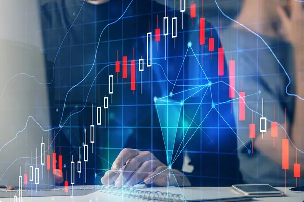 Graf Forex s obchodníkem psaním na počítači v kanceláři na pozadí. Koncept analýzy. Dvojité vystavení. — Stock fotografie