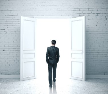 İş adamı açık kapıdan giriyor. Motivasyon ve başlangıç kavramı.
