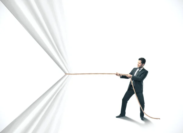 Geschäftsmann Zieht Weißen Vorhang Mit Seil Auf Weißem Hintergrund Führung — Stockfoto