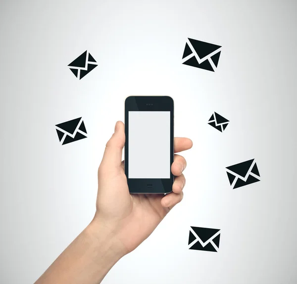 Ruční Držení Smartphone Mailem Znamení Šedém Pozadí Technologický Komunikační Koncept — Stock fotografie