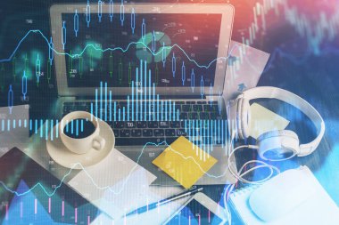 Finansal grafik renkli çizimler ve arka planda bilgisayar olan tablolar. Çifte maruziyet. Uluslararası pazarlar kavramı.