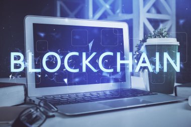 Engelleme zincirine ve kripto ekonomi temalı holograma ve bilgisayar arkaplanlı masaya çoklu maruz kalma. Bitcoin kripto para kavramı.