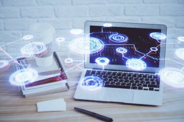 Sosyal ağ hologramıyla birlikte bilgisayar masaüstünde. Çoklu maruz kalma. Uluslararası insan ilişkileri kavramı.