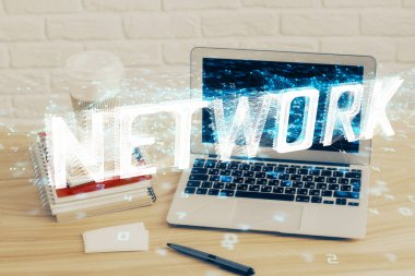 Masaüstü bilgisayarı ve teknoloji temalı holograma çift pozlama. Yazılım geliştirme kavramı.