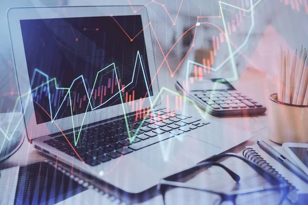 Holograma gráfico Forex na tabela com fundo do computador. Dupla exposição. Conceito de mercados financeiros. — Fotografia de Stock