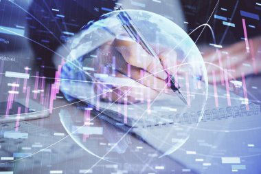 Bir kadın eller Not defteri hisse senedi piyasası hakkında bilgi yazma. Ön Forex grafik hologramlar. Araştırma kavramı. Çoklu pozlama